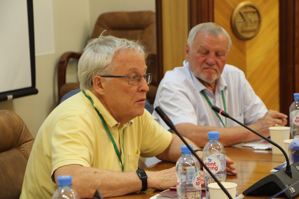 Крюков В.А., д.э.н., академик РАН, директорв ИЭОПП РАН и Шевчук А.В., д.э.н., зам. Председателя СОПС